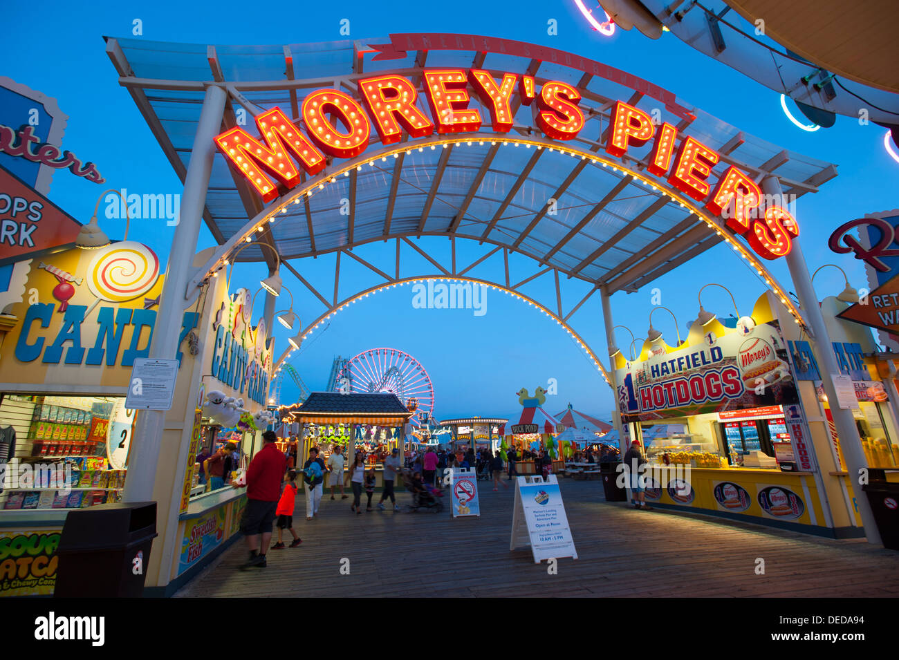 USA New Jersey NJ Shore Wildwood promenade de nuit rides jeux fun nightlife crépuscule crépuscule soir Morey's Piers Banque D'Images