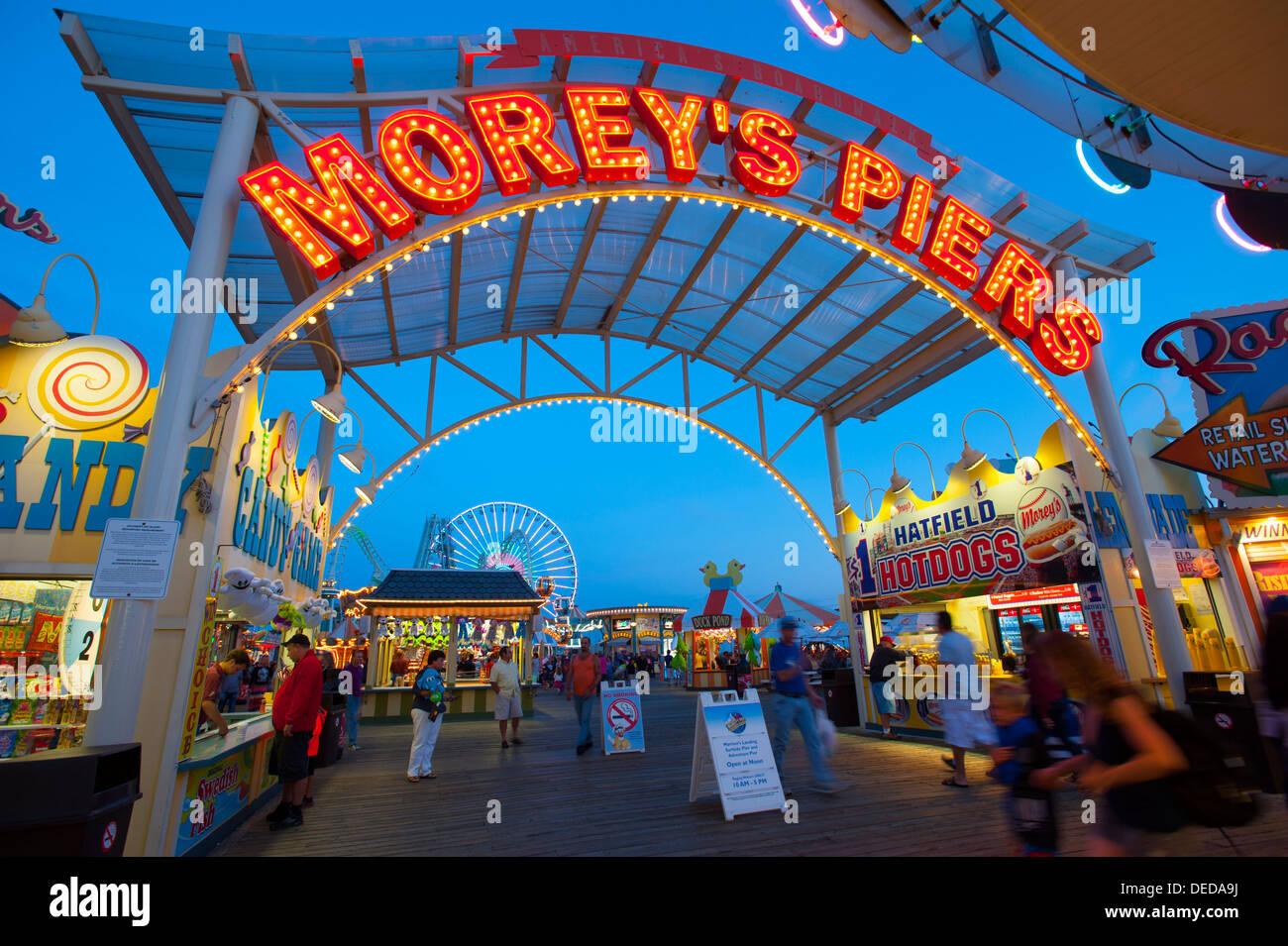 USA New Jersey NJ Shore Wildwood promenade de nuit rides jeux fun nightlife crépuscule crépuscule soir Morey's Piers Banque D'Images