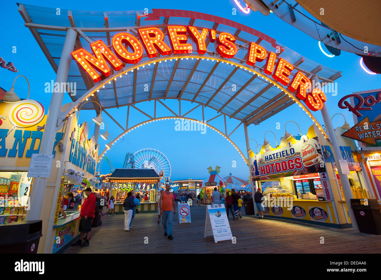 USA New Jersey NJ Shore Wildwood promenade de nuit rides jeux fun nightlife crépuscule crépuscule soir Morey's Piers Banque D'Images