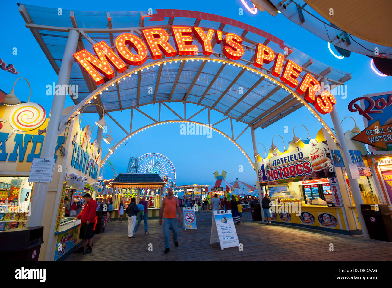 USA New Jersey NJ Shore Wildwood promenade de nuit rides jeux fun nightlife crépuscule crépuscule soir Morey's Piers Banque D'Images