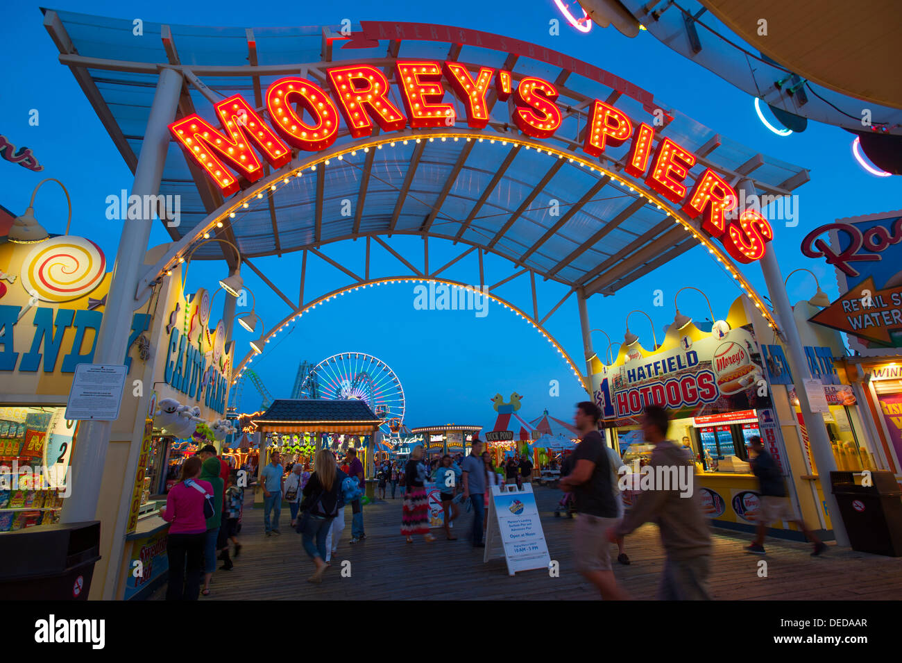 USA New Jersey NJ Shore Wildwood promenade de nuit rides jeux fun nightlife crépuscule crépuscule soir Morey's Piers Banque D'Images