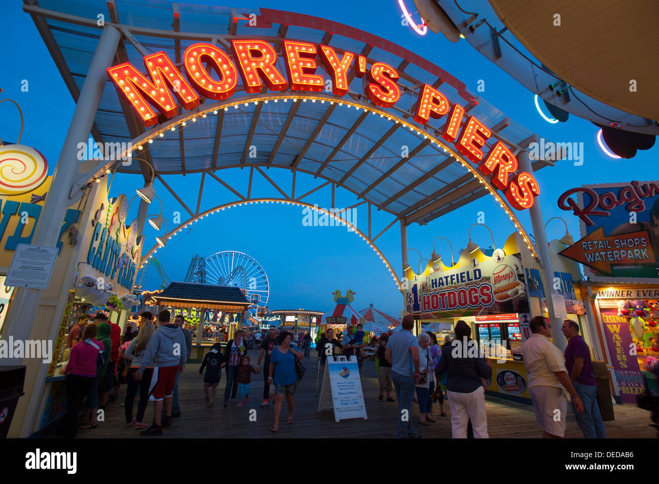 USA New Jersey NJ Shore Wildwood promenade de nuit rides jeux fun nightlife crépuscule crépuscule soir Morey's Piers Banque D'Images