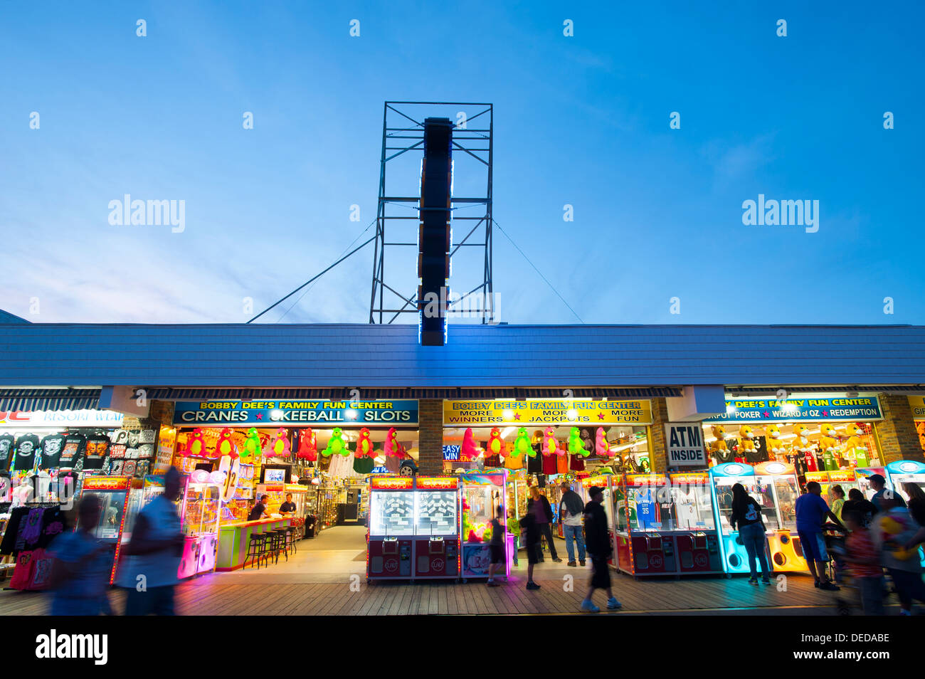 USA New Jersey NJ Shore Wildwood promenade de nuit rides jeux fun nightlife crépuscule crépuscule soir Banque D'Images
