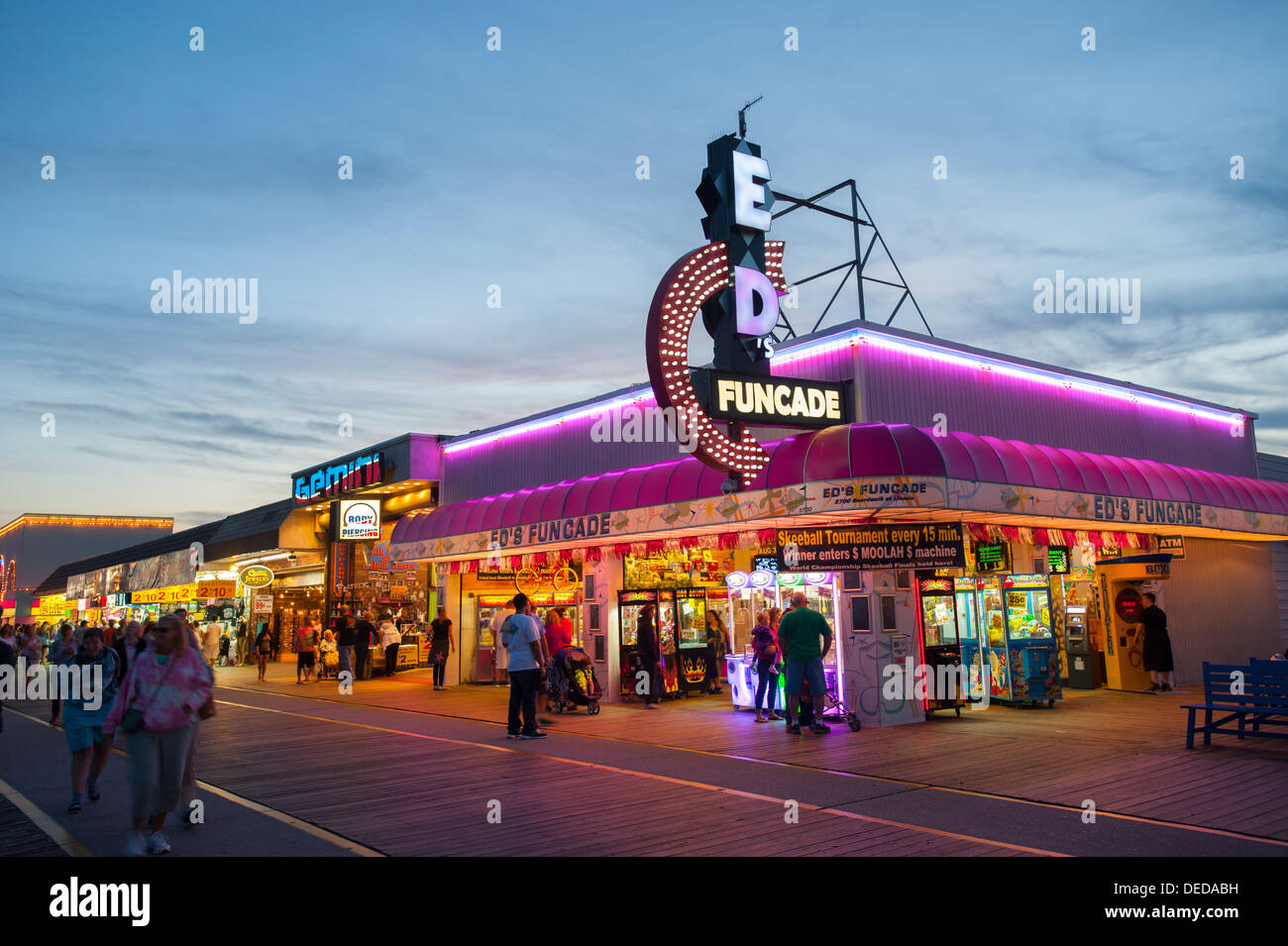 USA New Jersey NJ Shore Wildwood promenade de nuit rides jeux alimentaire nightlife fun funcade crépuscule crépuscule soir Banque D'Images