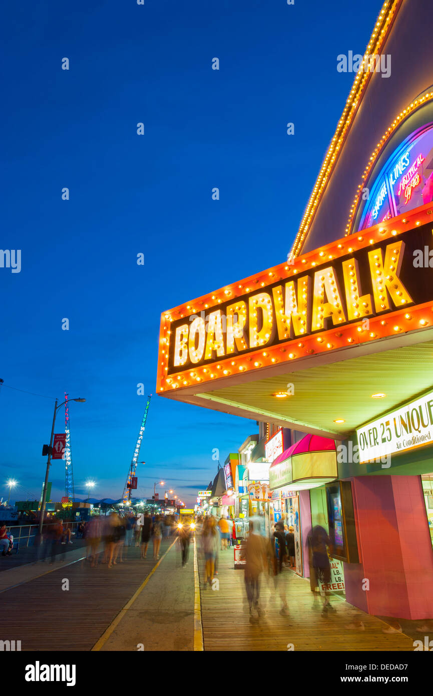 USA New Jersey NJ Shore Wildwood promenade de nuit rides jeux fun nightlife crépuscule crépuscule soir Banque D'Images