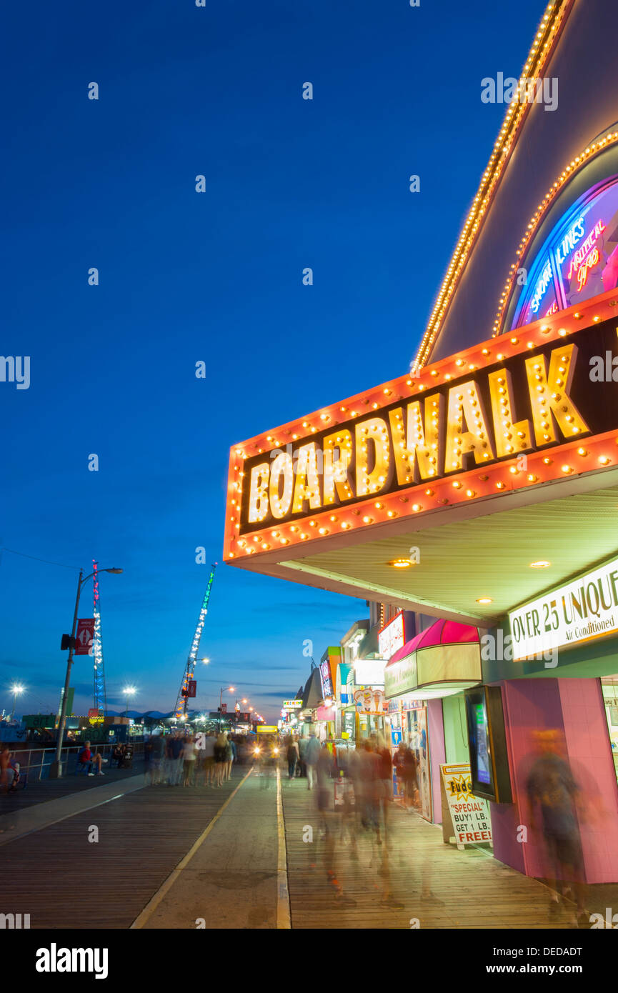 USA New Jersey NJ Shore Wildwood promenade de nuit rides jeux fun nightlife crépuscule crépuscule soir Banque D'Images