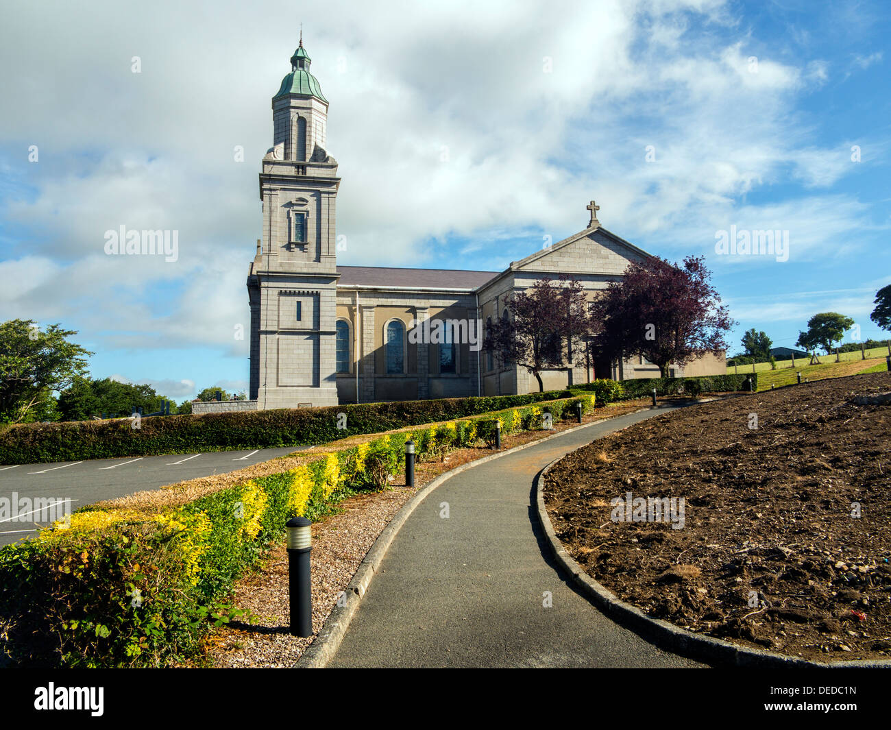 Une église moderne de jour en Irlande du Nord Banque D'Images