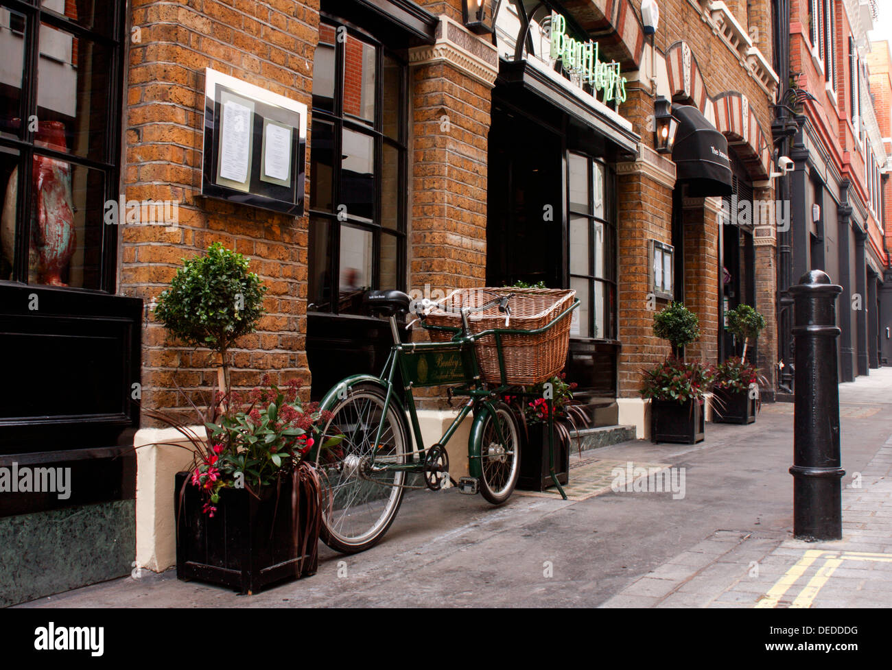 LONDRES, Royaume-Uni - 15 NOVEMBRE 2008 : vélo de livraison à l'extérieur du Bentley Oyster Bar and Grill à Swallow Street Banque D'Images