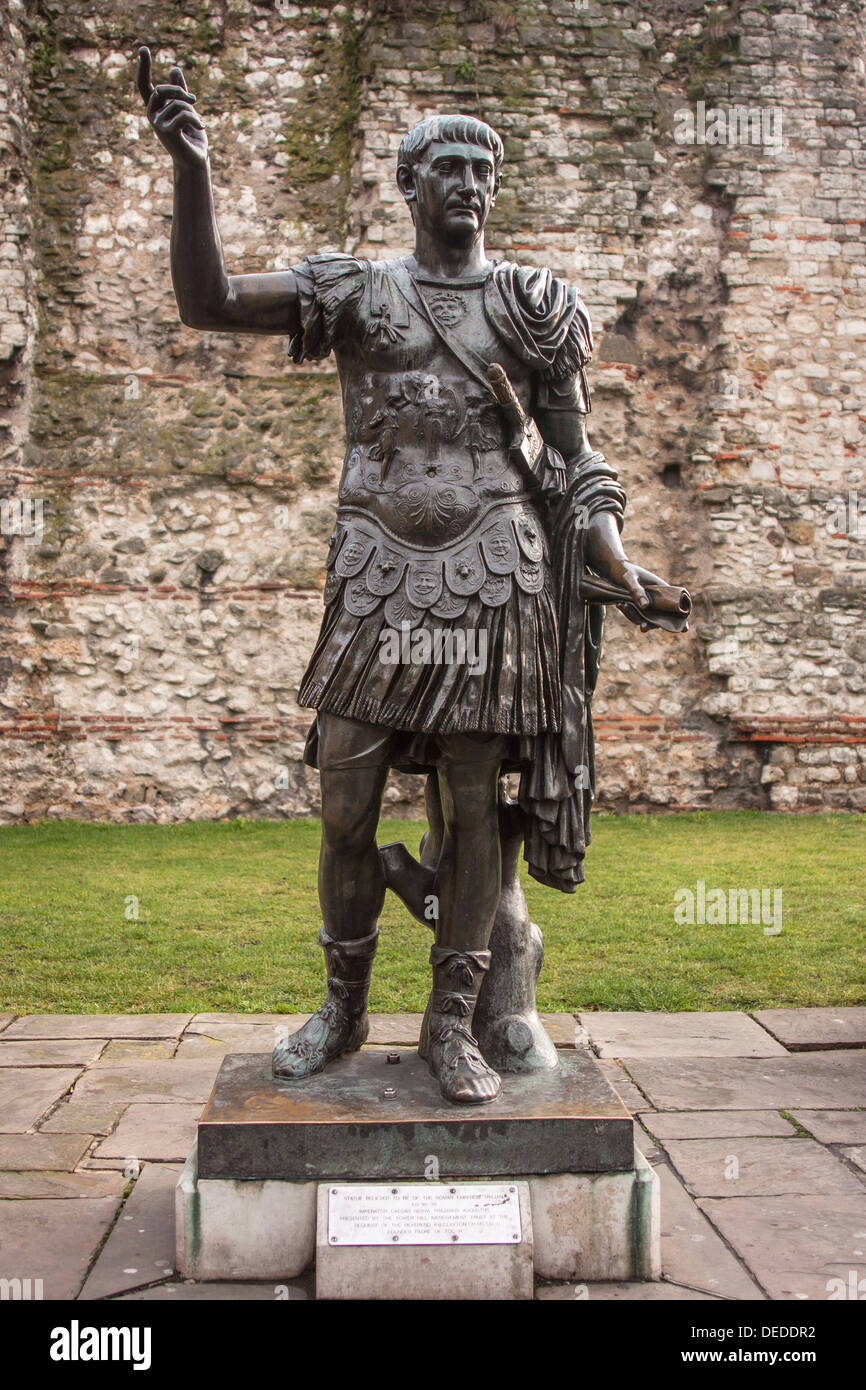 LONDRES, Royaume-Uni - 24 JANVIER 2009 : statue de l'empereur romain Trajan sur Tower Hill Banque D'Images