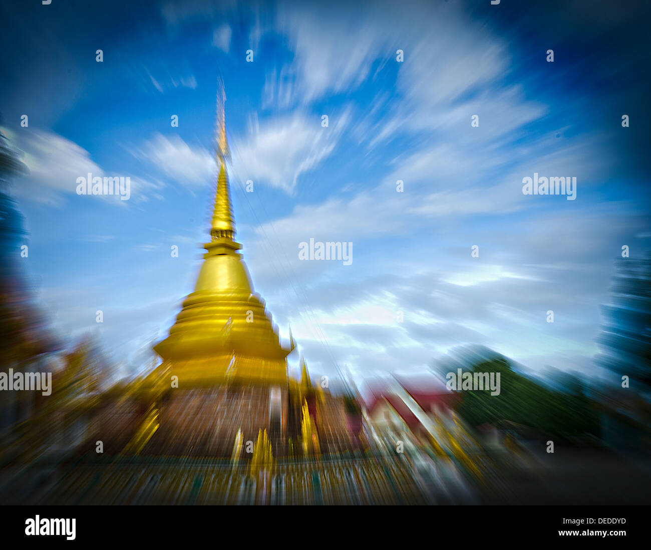 Or la Tha lande Phra Tad ou Pagoga avec bleu ciel nuageux et le
