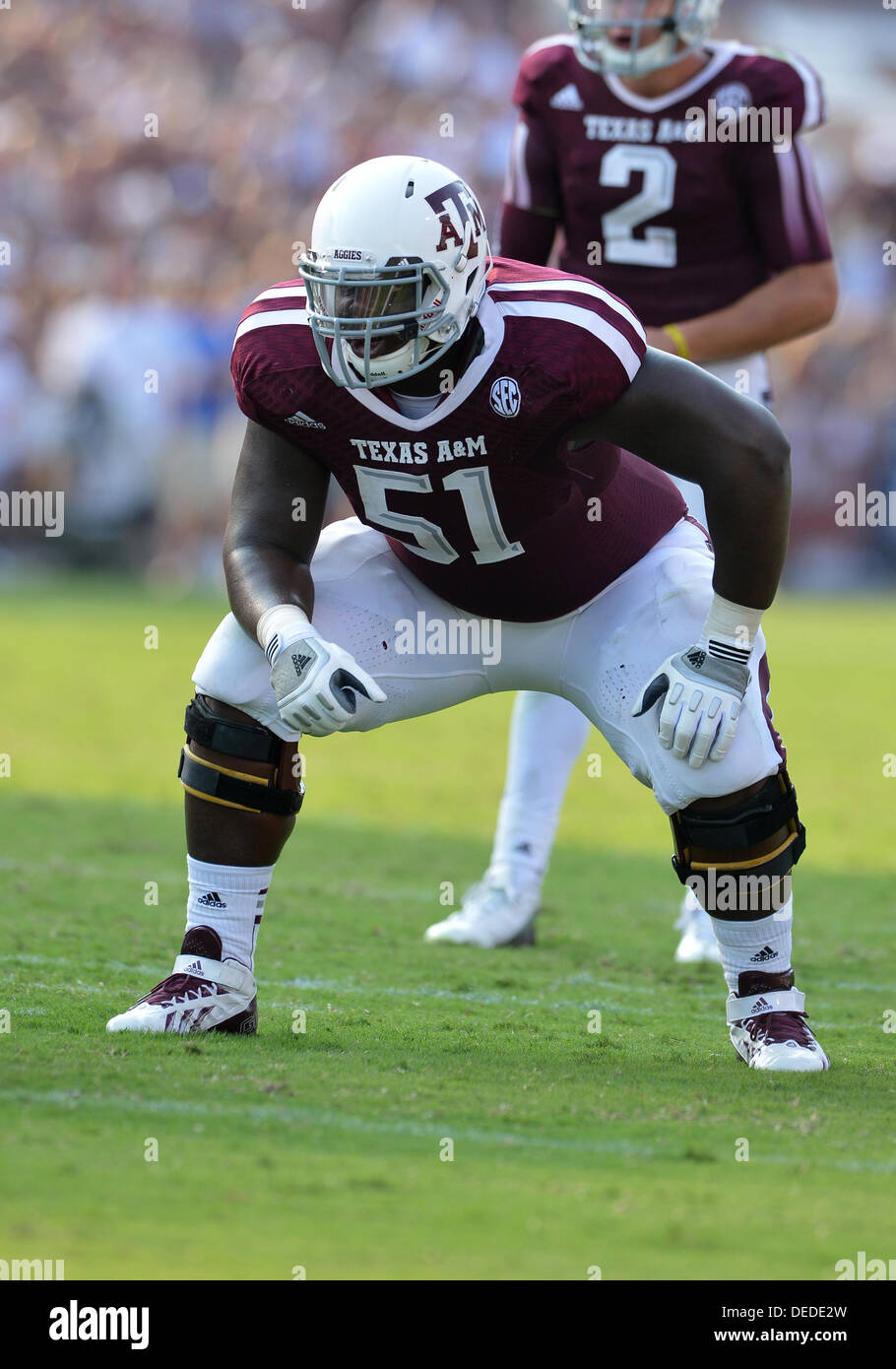 14 septembre 2013 - College Station, Texas, USA - 14 septembre 2013 : Texas A&M Aggies juge de ligne offensive Jarvis Harrison (51) en action pendant le match entre l'Université de l'Alabama Crimson Tide et l'Université Texas A&M Aggies à Kyle Field Stadium de College Station, Texas. Alabama gagne contre Texas A&M, 49-42. Banque D'Images