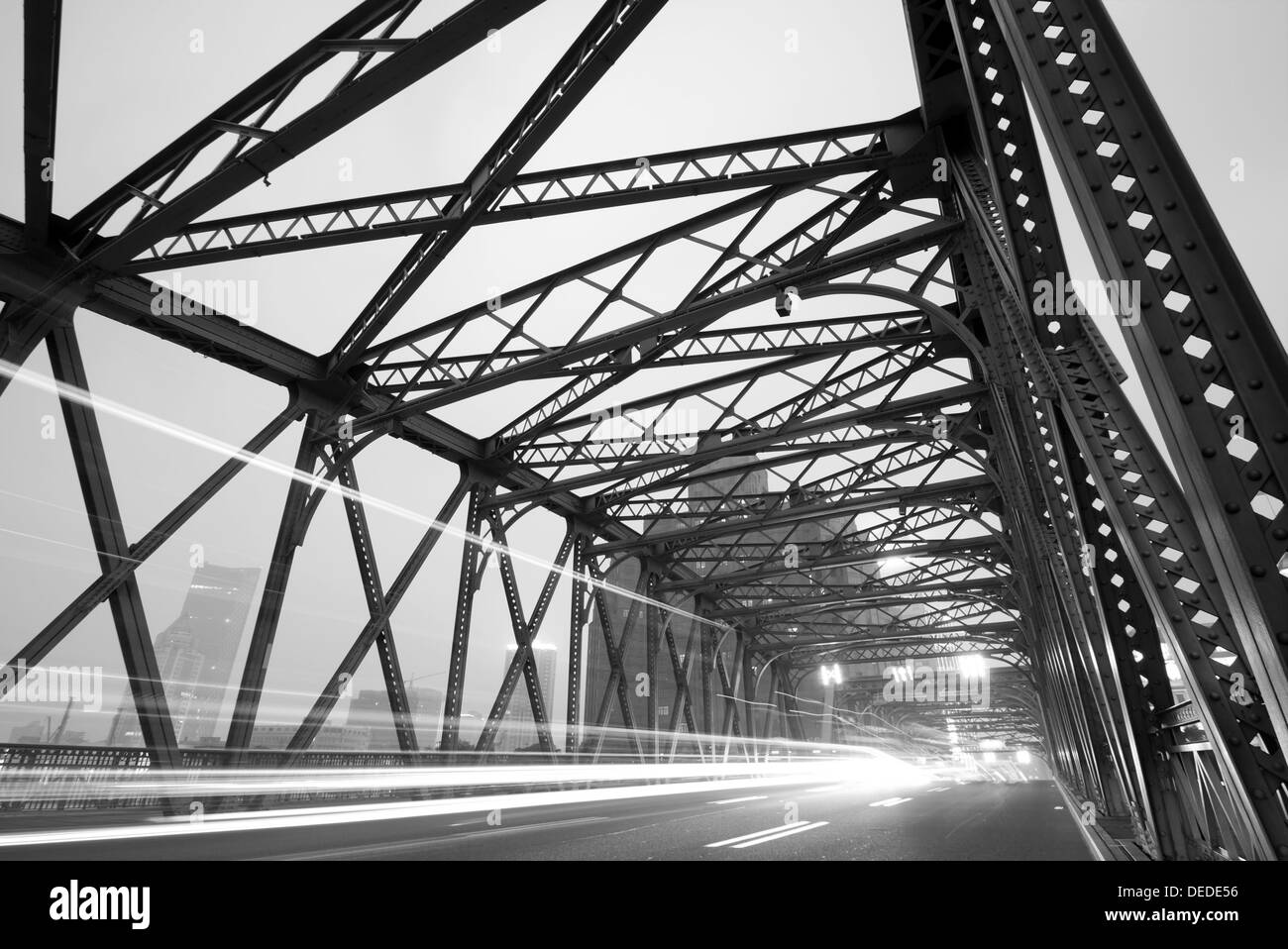 Nuit des feux de circulation à l'intérieur du pont de jardin de Shanghai en Chine. Banque D'Images