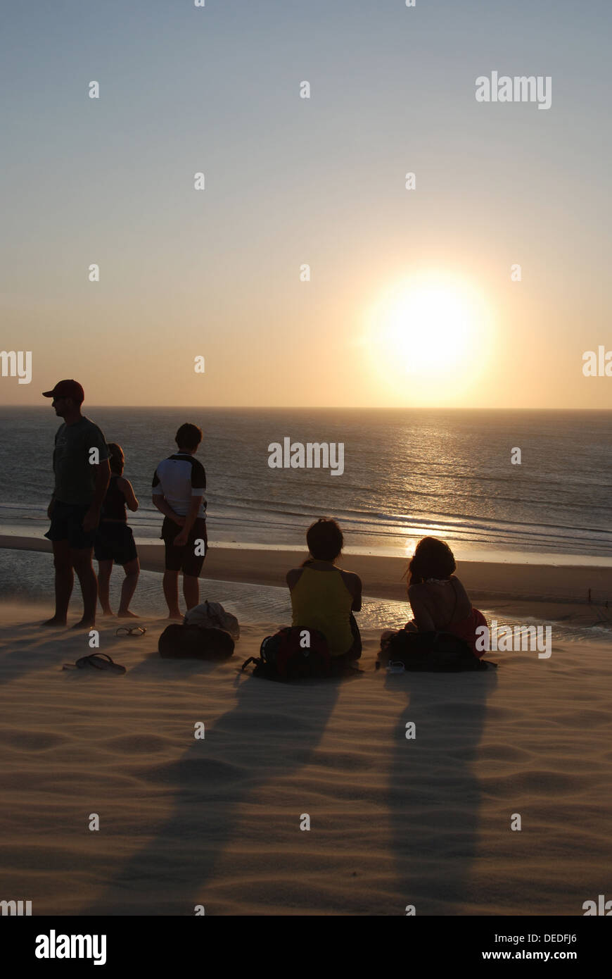 Coucher du soleil sur les dunes au coucher du soleil d'observateurs à Jericoacoara, Brésil Banque D'Images