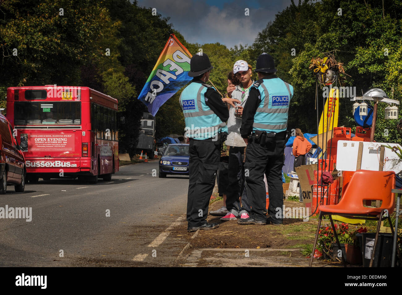 Balcombe, West Sussex, UK. Sept 16, 2013. Le trafic est bientôt à couler sur la route de Cuadrilla après l'escorte policière, un autre camion indépendamment de manifestants. Atmosphère paisible manifestants comme chat avec des agents de police. Après l'échec de l'écologiste s'est réjoui aujourd'hui tenter par West Sussex County dans la haute cour, en raison de cas imparfaite, pour les expulser de la route camp. © David Burr/Alamy Live News Banque D'Images