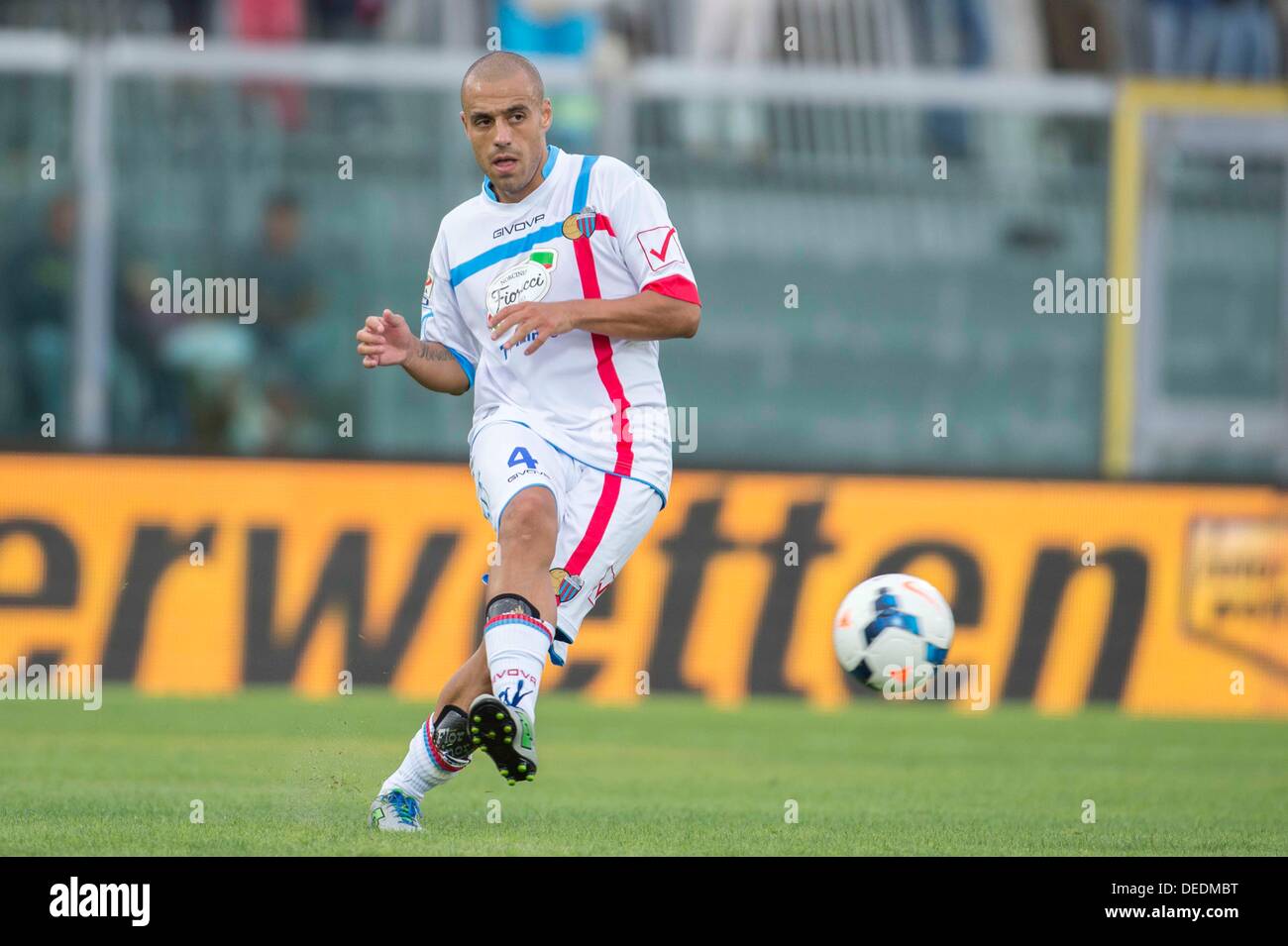 Sergio Almiron (Catania), le 15 septembre 2013 - Football / Soccer : Italien 'Serie' une correspondance entre Livourne 2-0 Catania au stade Armando Picchi à Livourne, en Italie. (Photo de Maurizio Borsari/AFLO) Banque D'Images