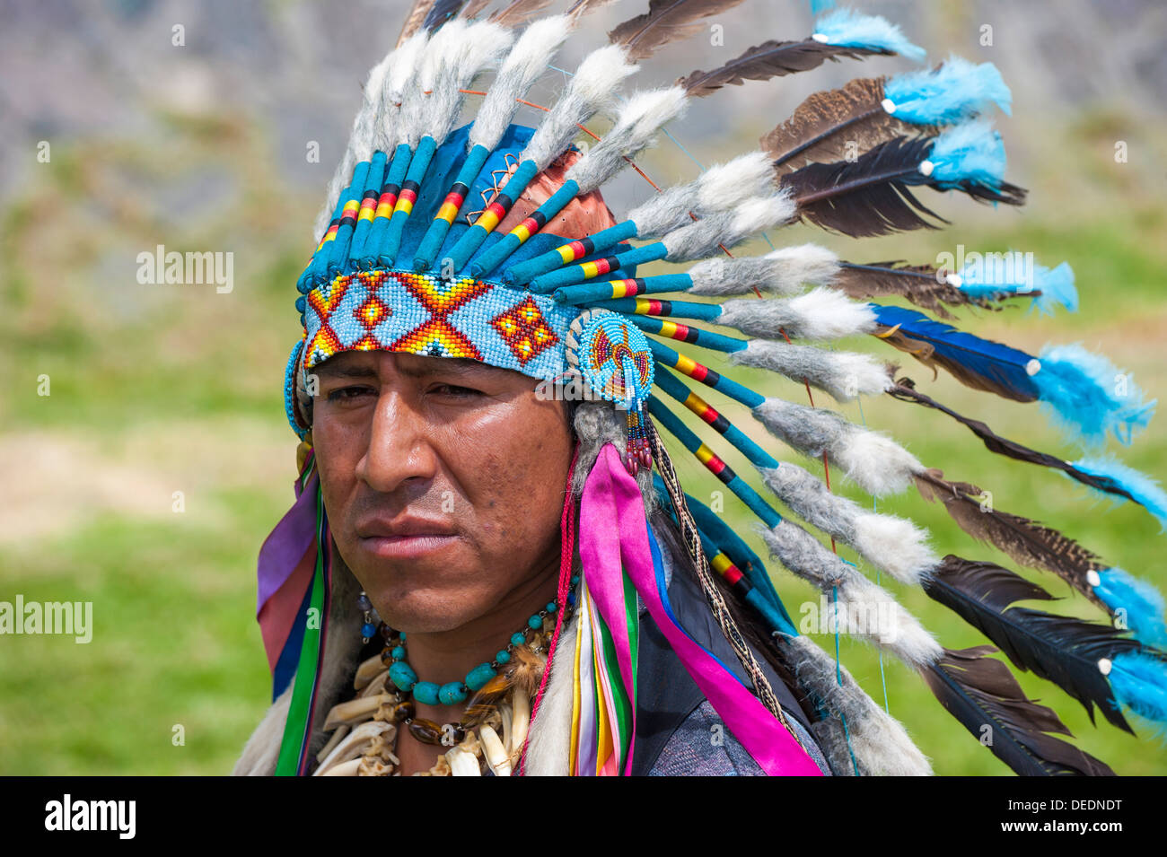 Homme indigènes coiffés de plumes, Quito, Pichincha Province, l'Équateur, en Amérique du Sud Banque D'Images
