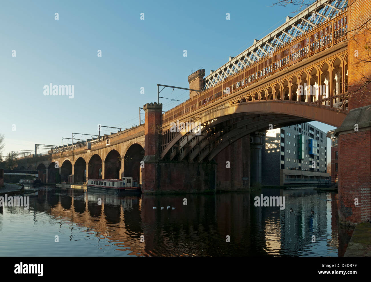 Pont de chemin de fer de l'époque victorienne et viaduc long le Canal de Bridgewater au bassin de Castlefield, Manchester, Angleterre, Royaume-Uni. Banque D'Images