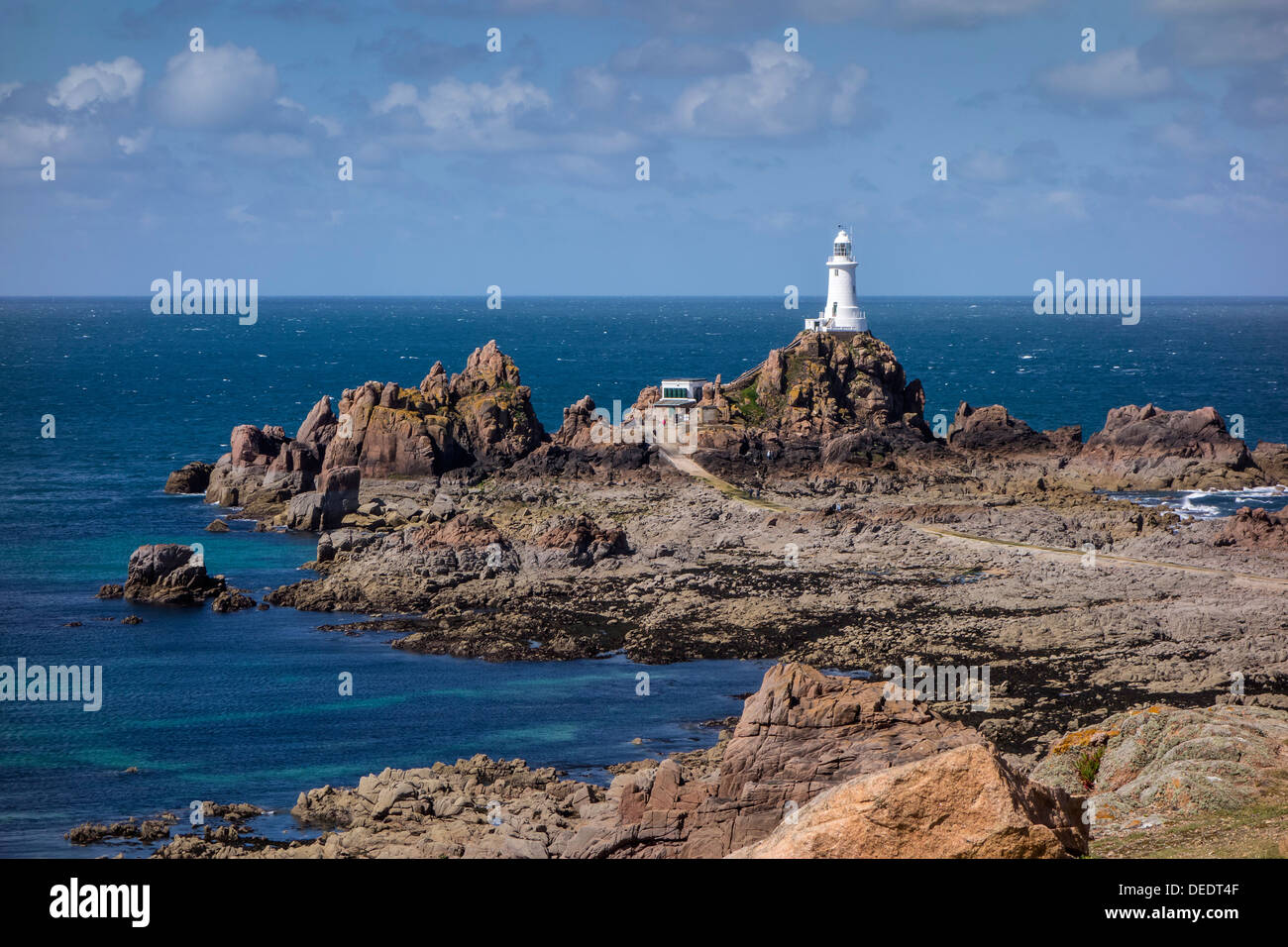 Corbiere Lighthouse et côtes rocheuses, Jersey, Channel Islands, Royaume-Uni, Europe Banque D'Images