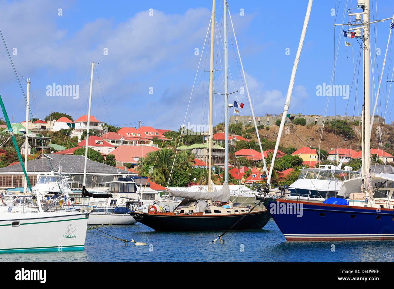 Bateaux dans le port de Gustavia, Saint Barthelemy (St. Barth), les îles sous le vent, Antilles, Caraïbes, Amérique Centrale Banque D'Images