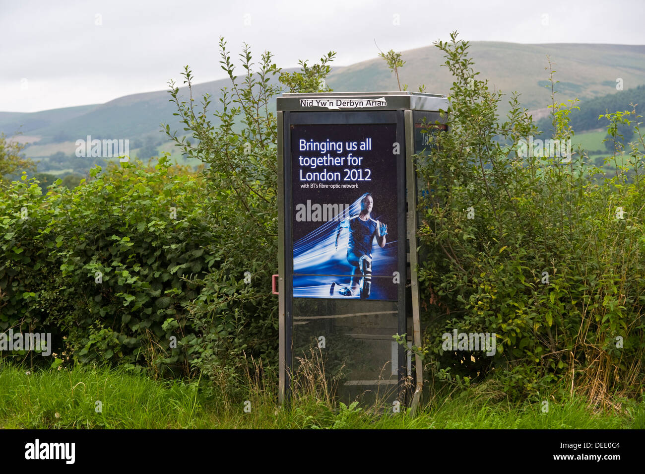 Envahi par l'abandon de téléphone BT BT publicité de fibres optiques à large bande, doté d'Oscar Pistorius, sur un chemin rural à la campagne du Powys Mid-Wales UK Banque D'Images