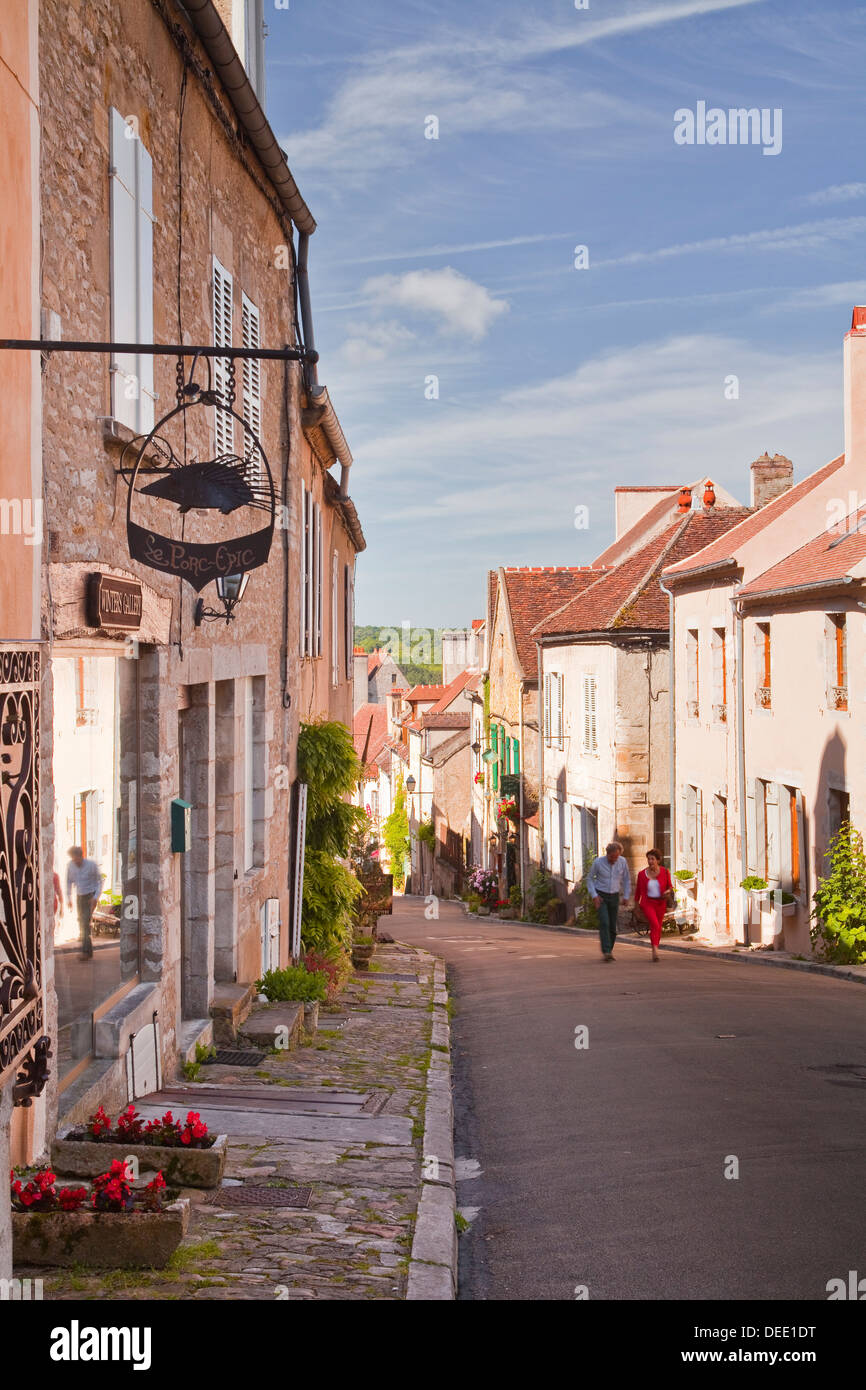 Regardant vers le bas de la rue principale dans le village perché de Vézelay dans l' Yonne domaine de Bourgogne, France, Europe Banque D'Images