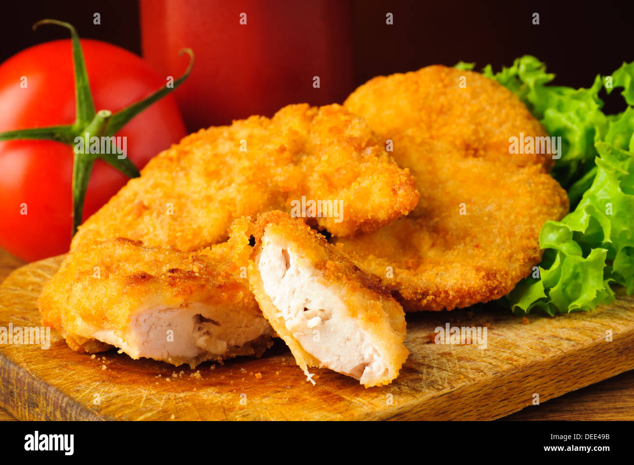 Savoureuse traditionnelle nuggets de poulet et légumes gros plan Banque D'Images
