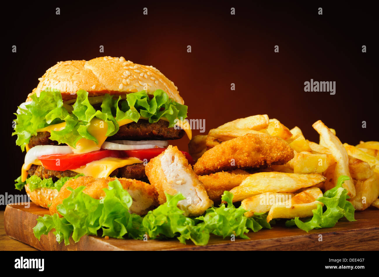 La vie toujours avec cheeseburger traditionnel, Fried Chicken Nuggets et frites Banque D'Images