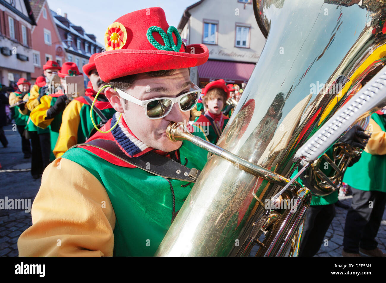 Tromboniste, carnaval traditionnel, Gengenbach Fasend, Forêt Noire, Baden Wurtemberg, Allemagne, Europe Banque D'Images