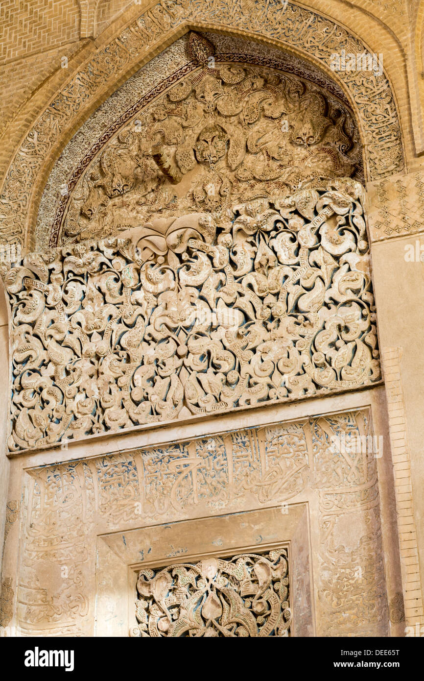 Détail de décoration en stuc au mihrab, mosquée de vendredi de Ashtarjan, Isfahan, Iran Banque D'Images
