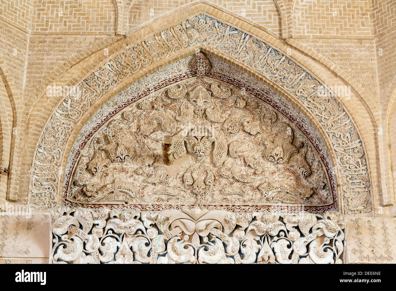 Détail de décoration en stuc au mihrab, mosquée de vendredi de Ashtarjan, Isfahan, Iran Banque D'Images