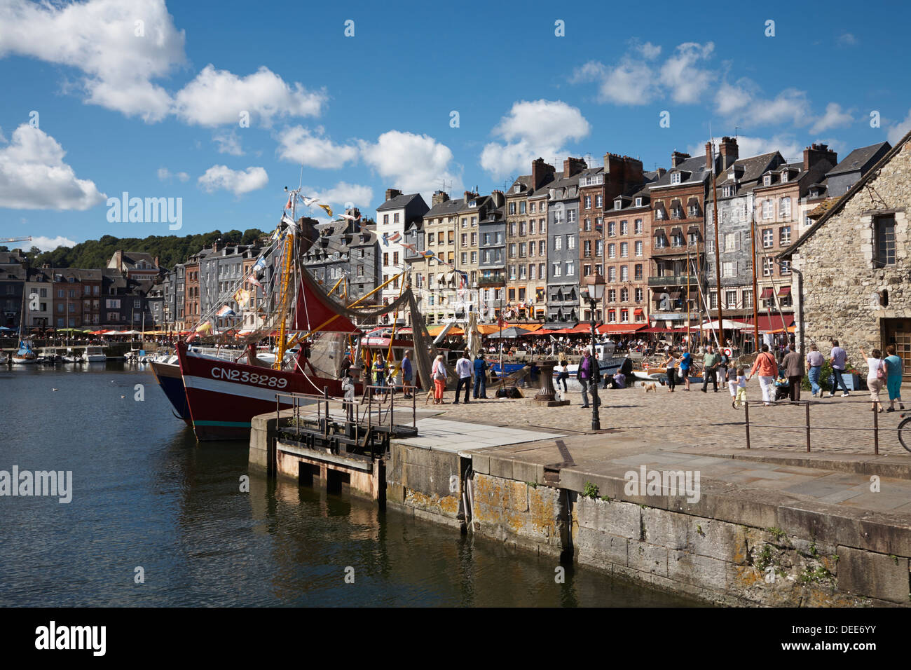 Le port de Honfleur avec restaurants et des yachts à quai Banque D'Images