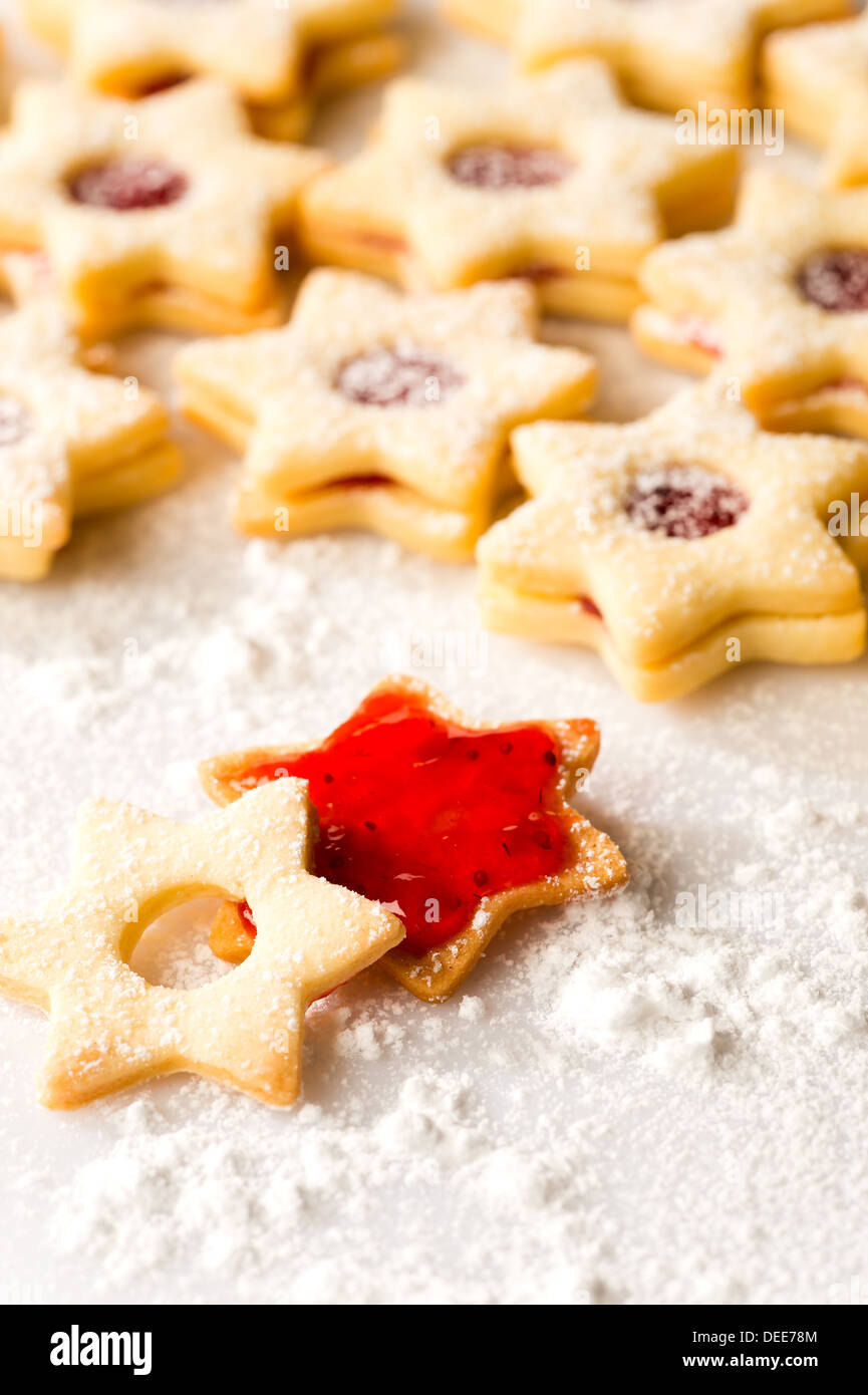 Biscuit de Noël pain d'étoiles avec de la confiture et du sucre en poudre Banque D'Images