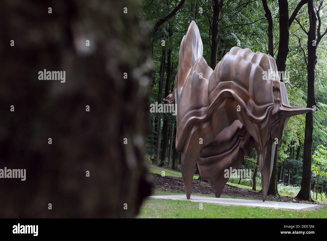 Wuppertal, Allemagne. 17 août, 2013. La sculpture 'Caldera' de l'artiste Tony Cragg se trouve dans le parc de sculptures à Wuppertal, Allemagne, 17 septembre 2013. Les sculptures du célèbre artiste Tony Cragg a été enlargened. Photo : OLIVER BERG/dpa/Alamy Live News Banque D'Images