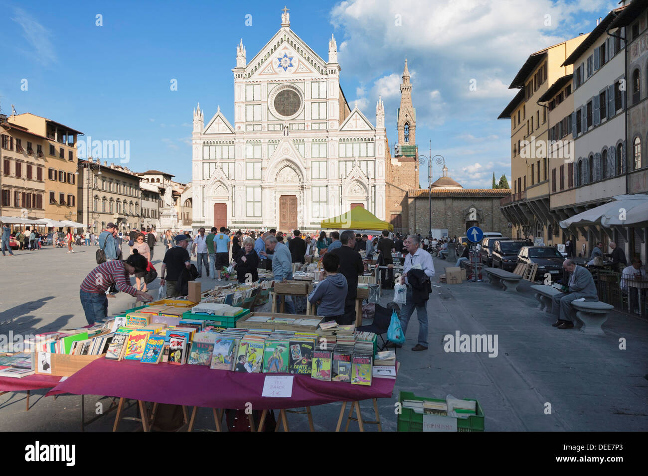 Marché aux puces en face de l'église de Santa Croce, Florence, UNESCO World Heritage Site, Toscane, Italie, Europe Banque D'Images