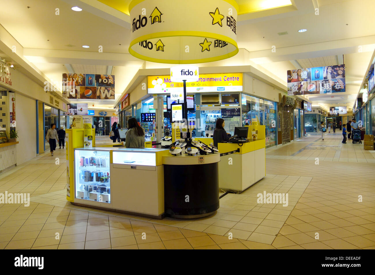 Stand mobile Fido dans un centre commercial à Toronto, Canada Banque D'Images