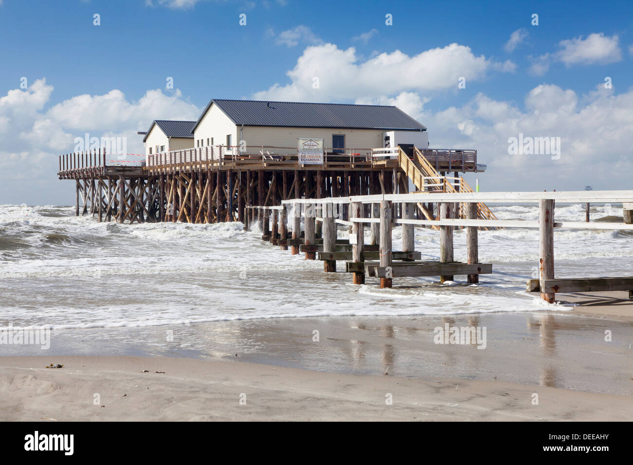 Des maisons sur pilotis dans la mer agitée, Sankt Peter Ording, Eiderstedt Péninsule, Schleswig Holstein, Allemagne, Europe Banque D'Images
