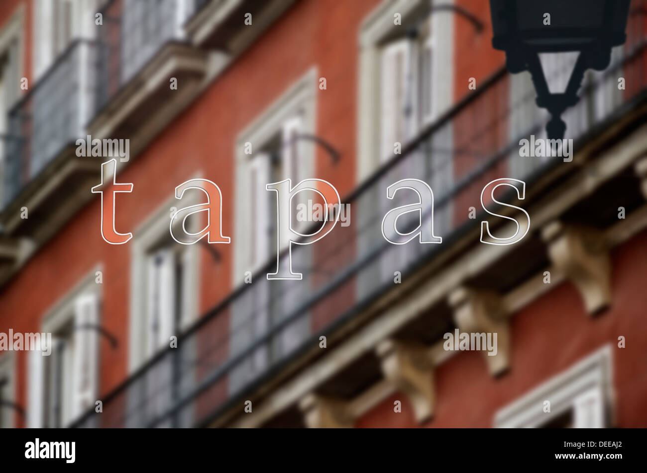 Vue de Madrid appartements reflète dans la fenêtre Bar à Tapas Banque D'Images