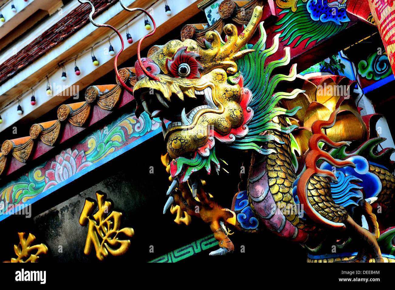 Décorée Golden dragon chinois sur porte du temple, Bangkok Banque D'Images
