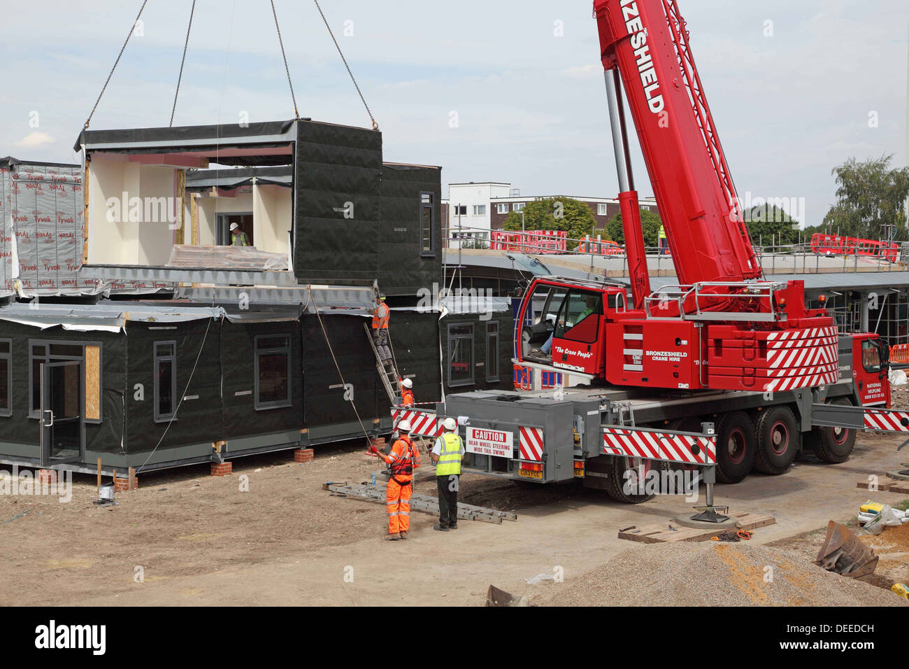 Une grue soulève une section modulaire d'un nouveau bâtiment scolaire en place dans le sud de Londres, UK Banque D'Images