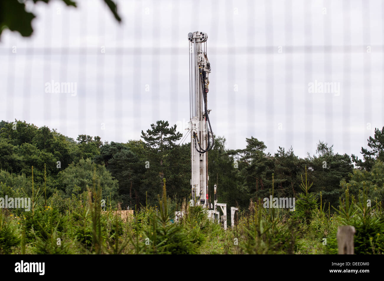 12 septembre 2013. Balcombe drilling rig se tient derrière l'escrime au cours de manifestations anti-fracturation, West Sussex, England, UK Banque D'Images