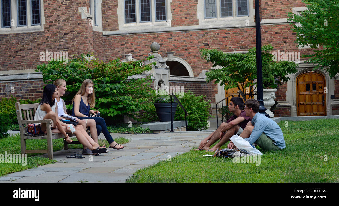 L'université de Yale des étudiants du cours d'été à Calhoun collège résidentiel. Banque D'Images