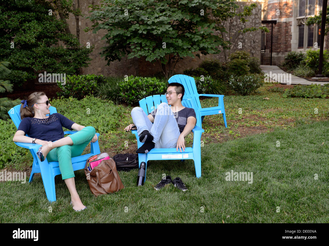 L'université de Yale les élèves qui fréquentent l'école d'été se détendre après le dîner au collège résidentiel Morse. Banque D'Images
