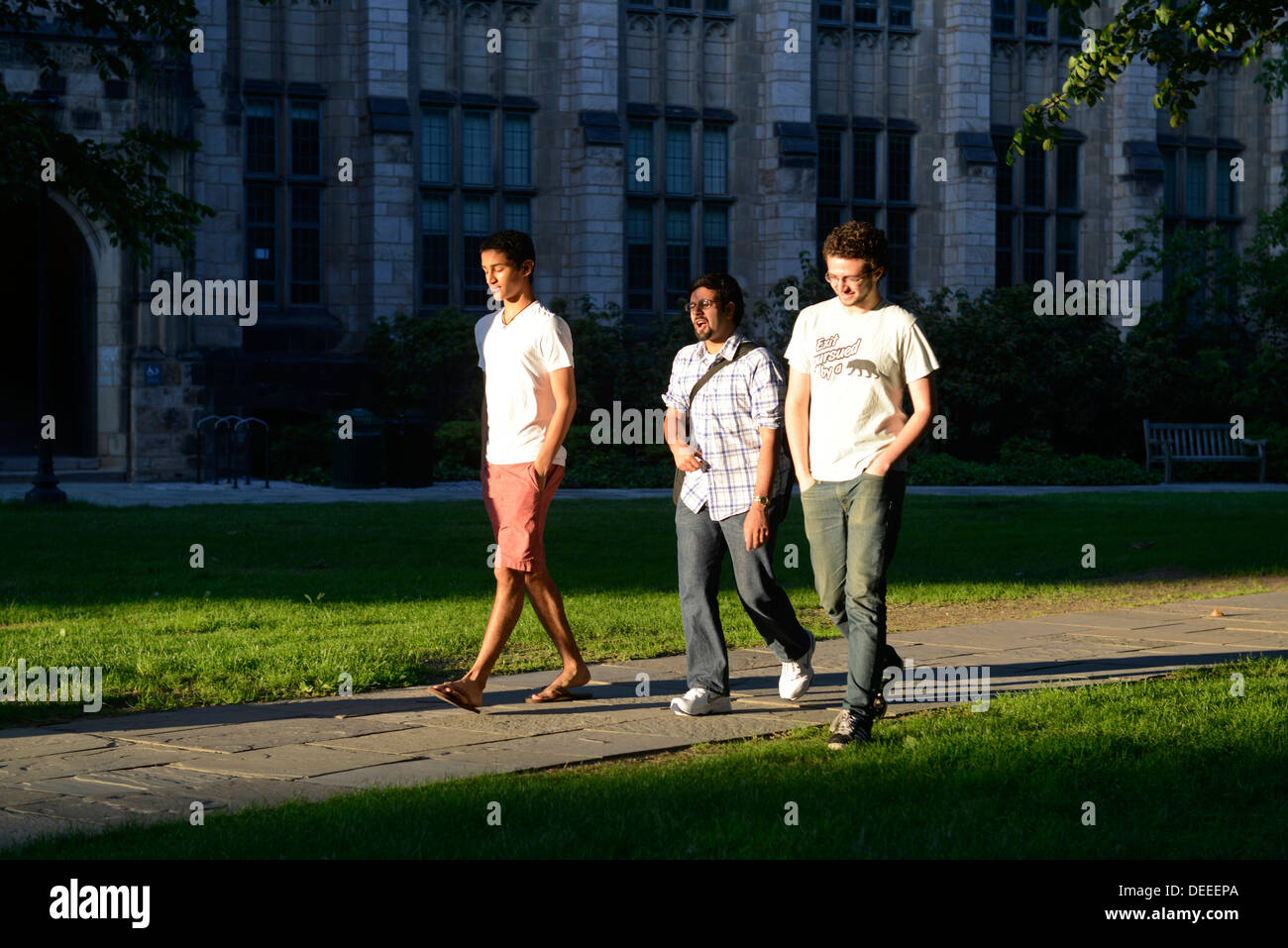Les étudiants de l'université de Yale à l'école d'été marcher à travers le campus. Banque D'Images