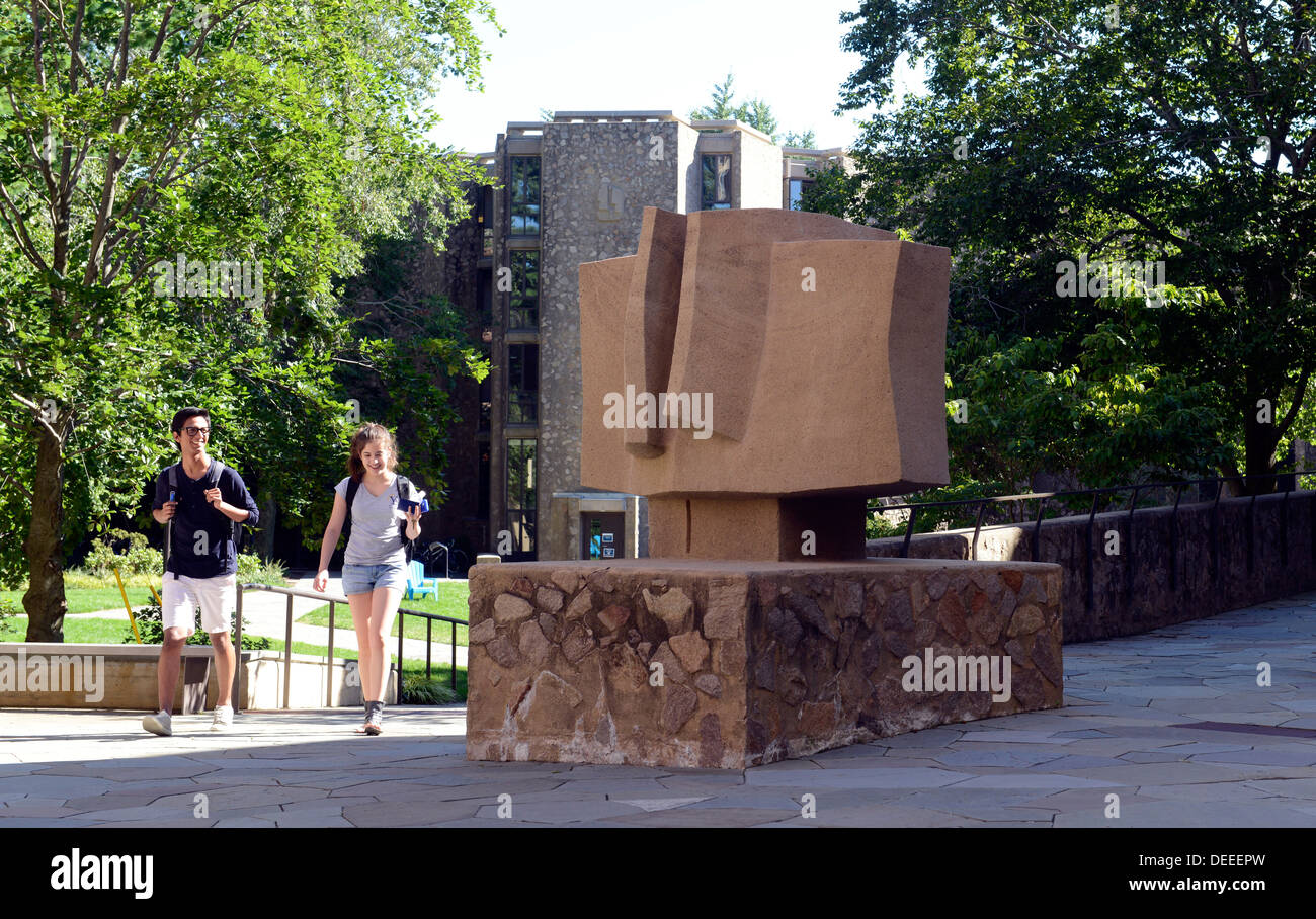 Les étudiants de l'université de Yale à l'école d'été marche à travers résidentielle Morse College. Banque D'Images