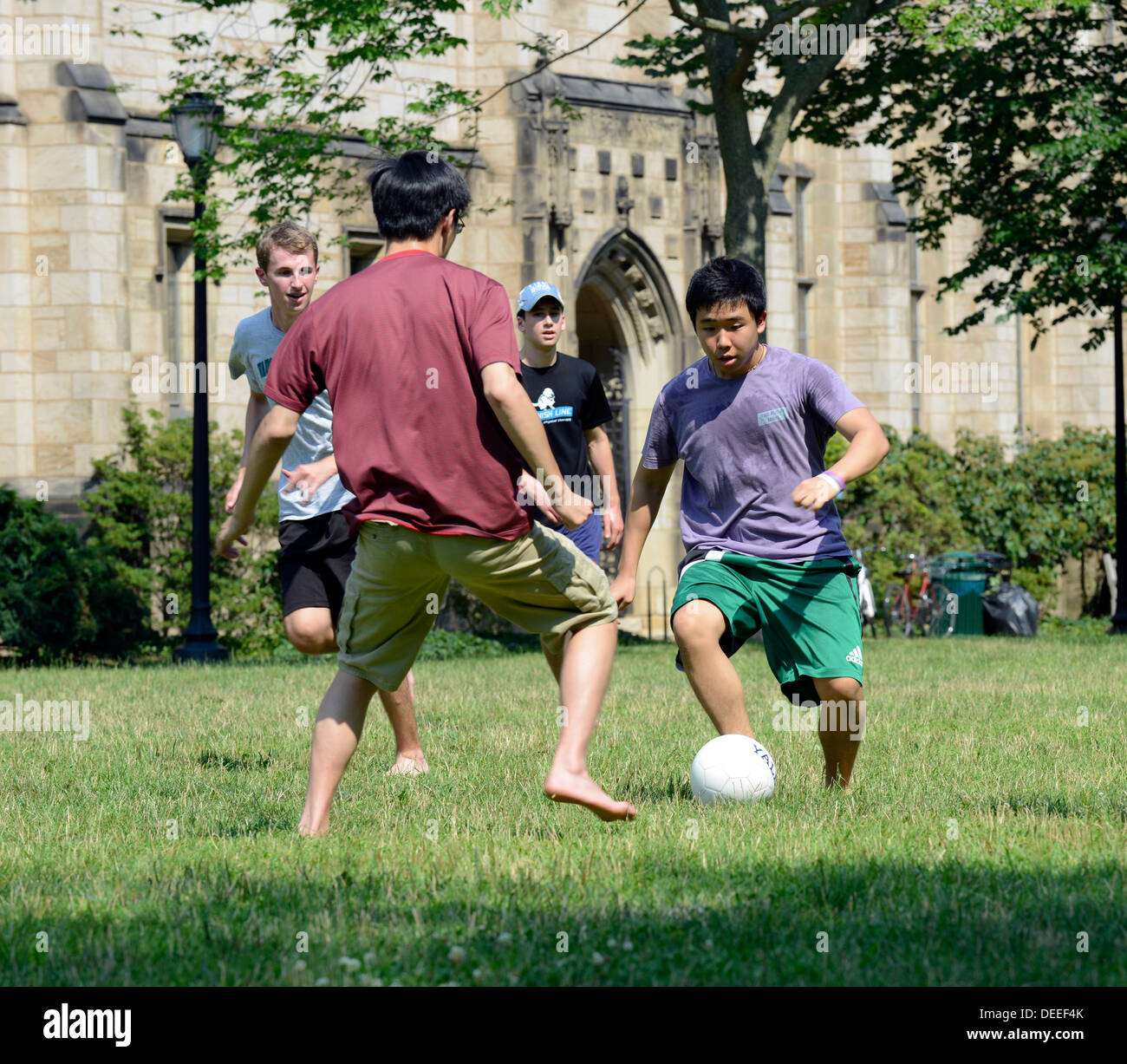 Les étudiants de l'université de Yale jouer au football après le dîner d'été à Yale Banque D'Images