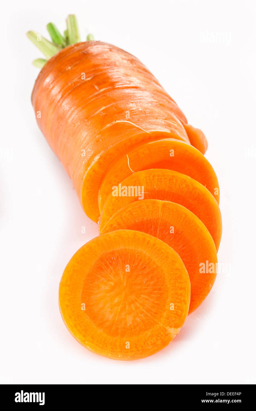 La carotte fraîche isolé sur un fond blanc. Banque D'Images