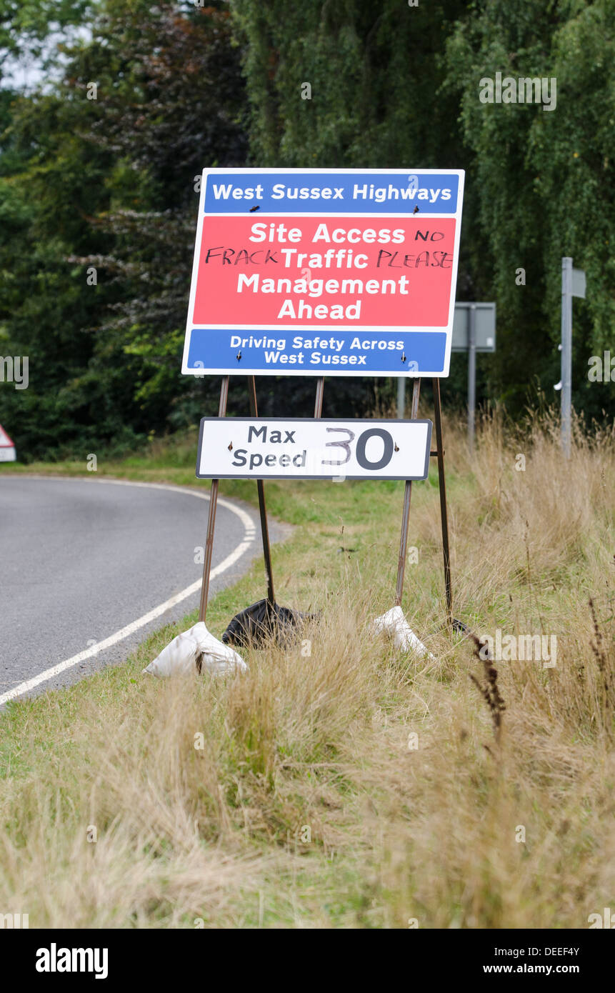 12 septembre 2013. Présence policière massive au camp de protestation contre la fracturation hydraulique, Balcombe, West Sussex, England, UK Banque D'Images