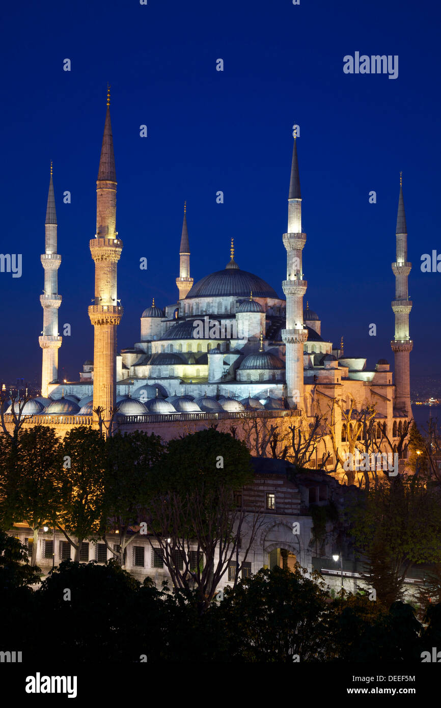 La Mosquée Bleue (Sultan Ahmet Camii), site du patrimoine mondial de l'UNESCO, à la brunante, Istanbul, Turquie, Europe Banque D'Images