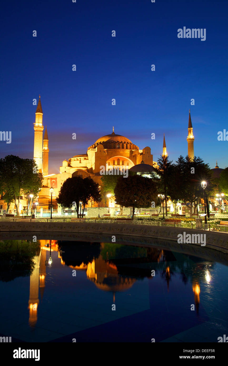 Sainte-sophie (Aya Sofya) (l'église de la Sainte Sagesse), au lever du soleil, UNESCO World Heritage Site, Istanbul, Turquie, Europe Banque D'Images