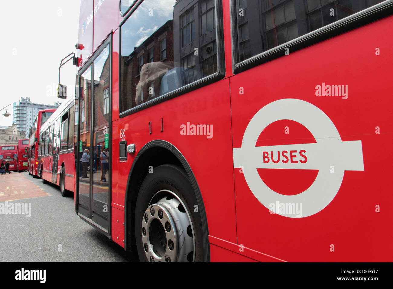 La mise en queue sur les bus londoniens Ilford High Road Banque D'Images